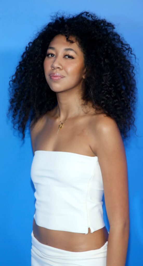 Aoki Lee Simmons Height